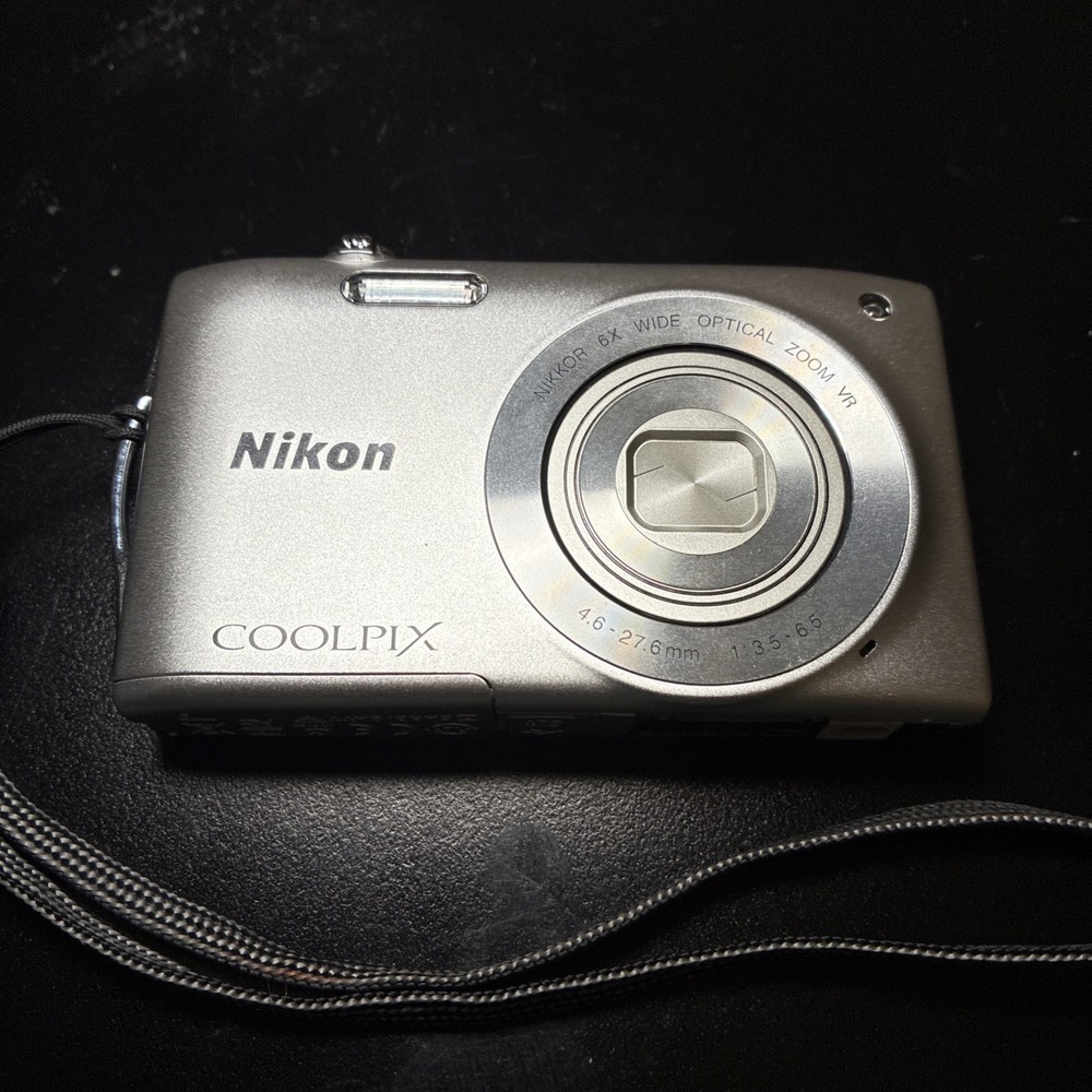 Nikon COOLPIX S3300 Silver 16.0MP 6x Digital Camera Bundle (Tested/Works)